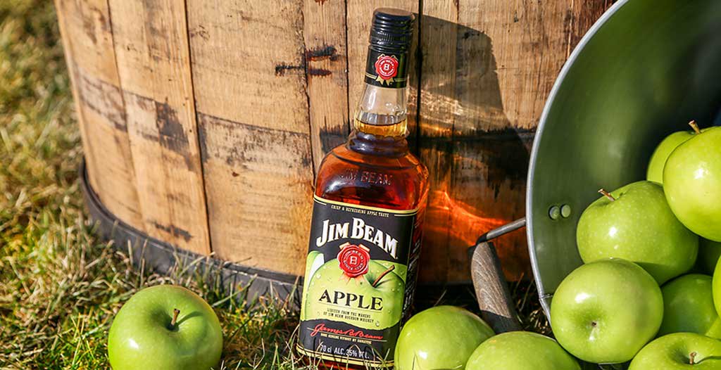 Виски яблочный кб. Jim Beam Apple. Яблочный виски Jim Beam. Джим Бим яблочный. Виски с яблоком Jim Beam.